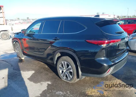 2022 Toyota Highlander Xle z USA, uszkodzony, nr VIN 5TDHZRBH2NS247718